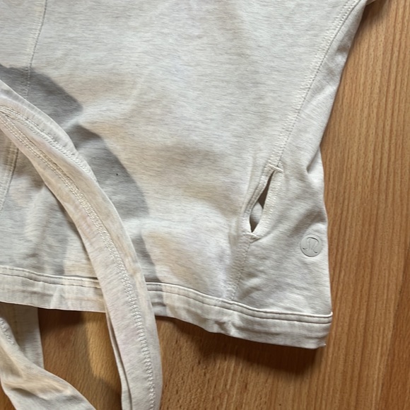 Lululemon beige wrap tee - Picture 4 of 5